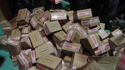 无主快递猫腻揭秘,网上当福袋10元包邮,网下称淘宝件遭村民围抢